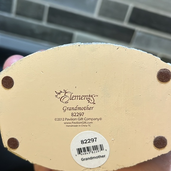 Elements Pavillion Gift Co. Grandmother Angel. Excellent condition - Picture 5 of 6